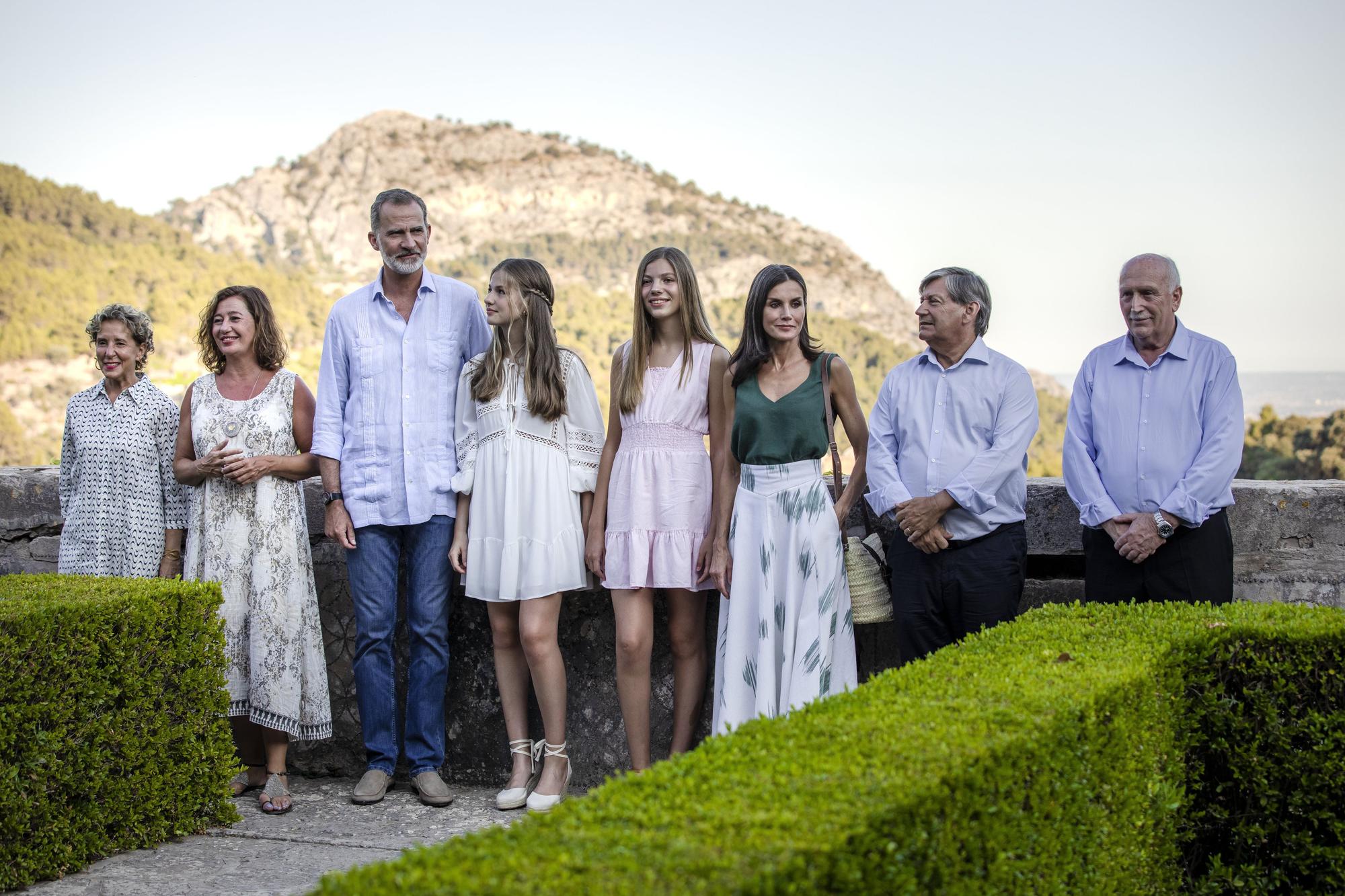 Los Reyes y sus hijas posan con las autoridades en La Cartoixa.