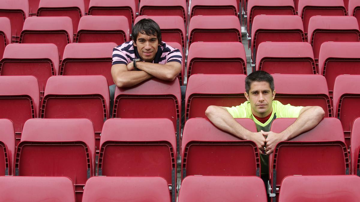 Gio y Sylvinho posan para un reportaje de El Periódico.