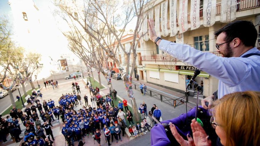 Gedeón saluda a sus paisanos desde el balcón del Ayuntamiento.