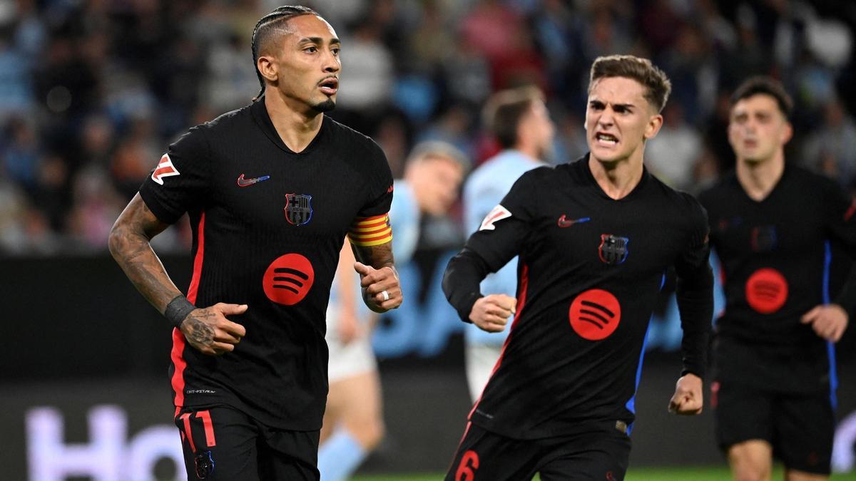 Raphinha y Gavi celebran el 0-1 del Barça al Celta en Balaídos marcado por el brasileño en la primera mitad.