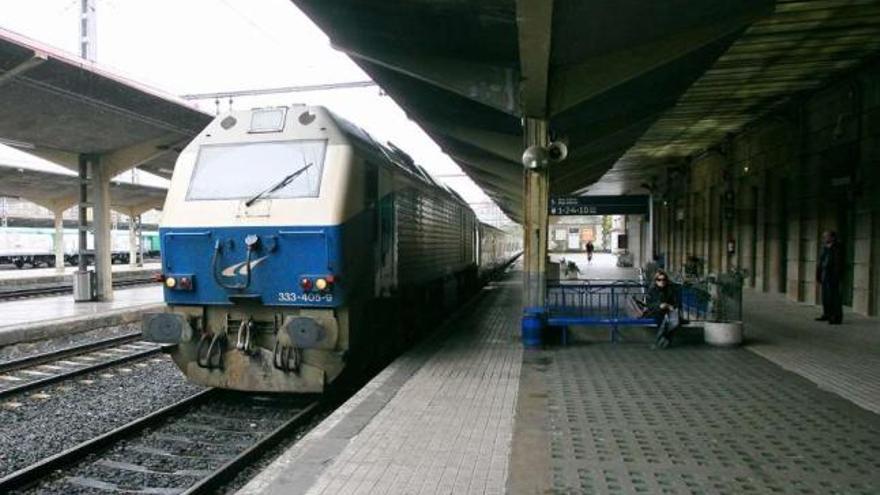 Un tren regional en la estación Empalme de Ourense.   // Jesús Regal