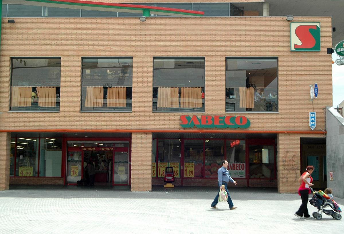 Un supermercado de Sabeco en Zaragoza en el año 2006.