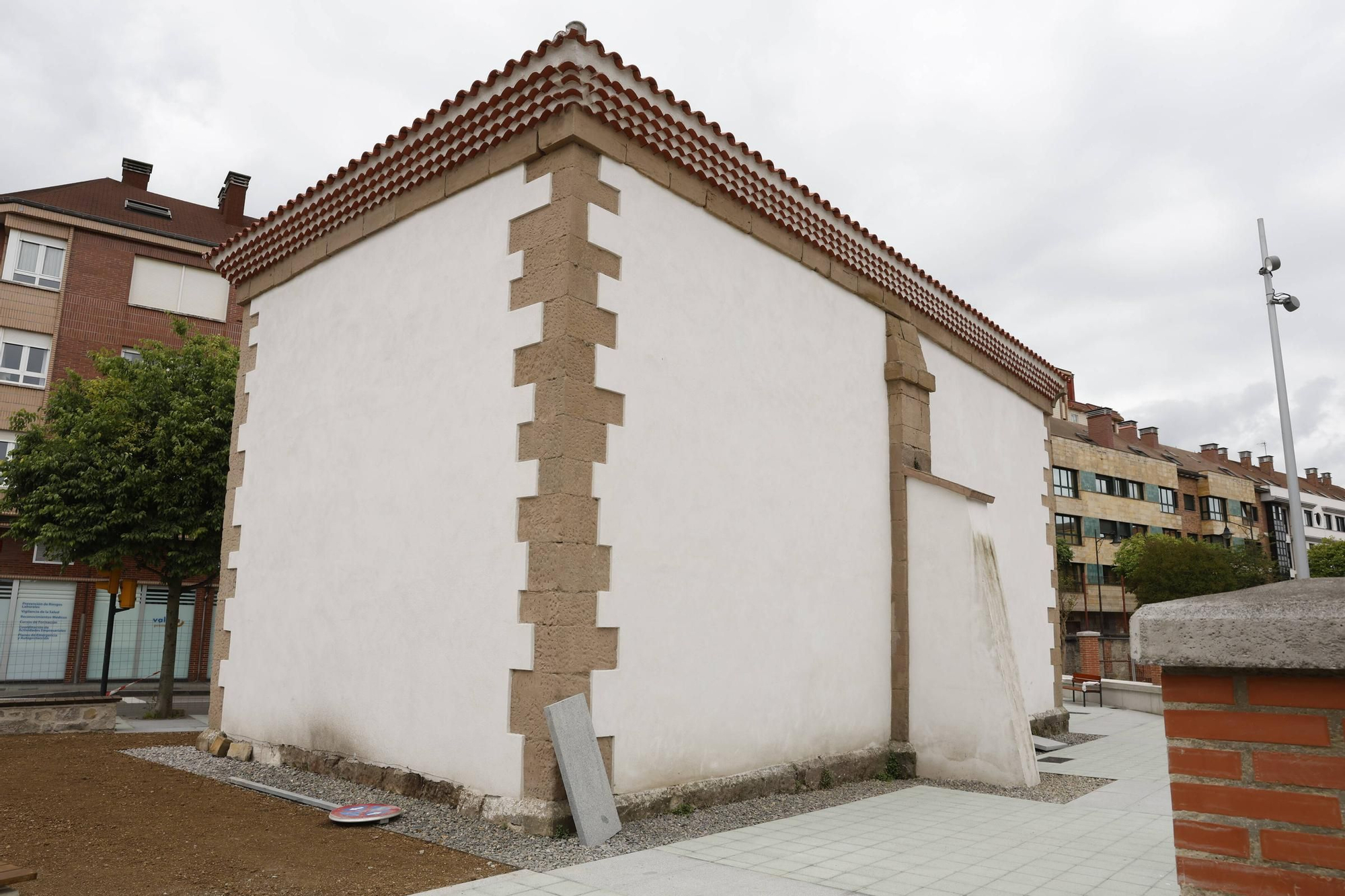 Así ha quedado la urbanización del entorno de la capilla de San Esteban del Mar de Gijón (en imágenes)