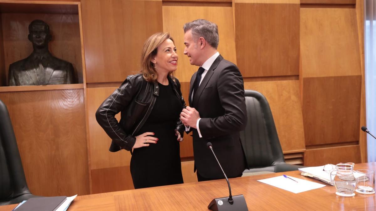 Natalia Chueca y Víctor Serrano, antes del pleno en el Ayuntamiento de Zaragoza.