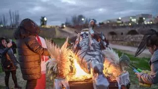 Luto, risas y fuego en Mérida, una señora sardina arde y echa el cierre al Carnaval romano