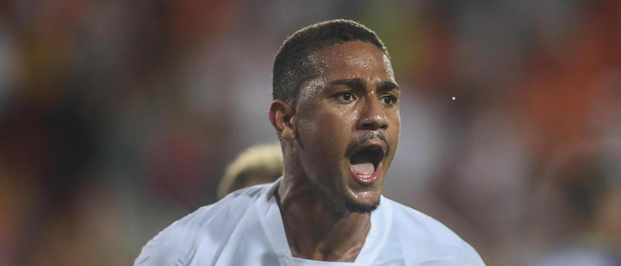 Samuel Lino, durante un encuentro con el Valencia CF.