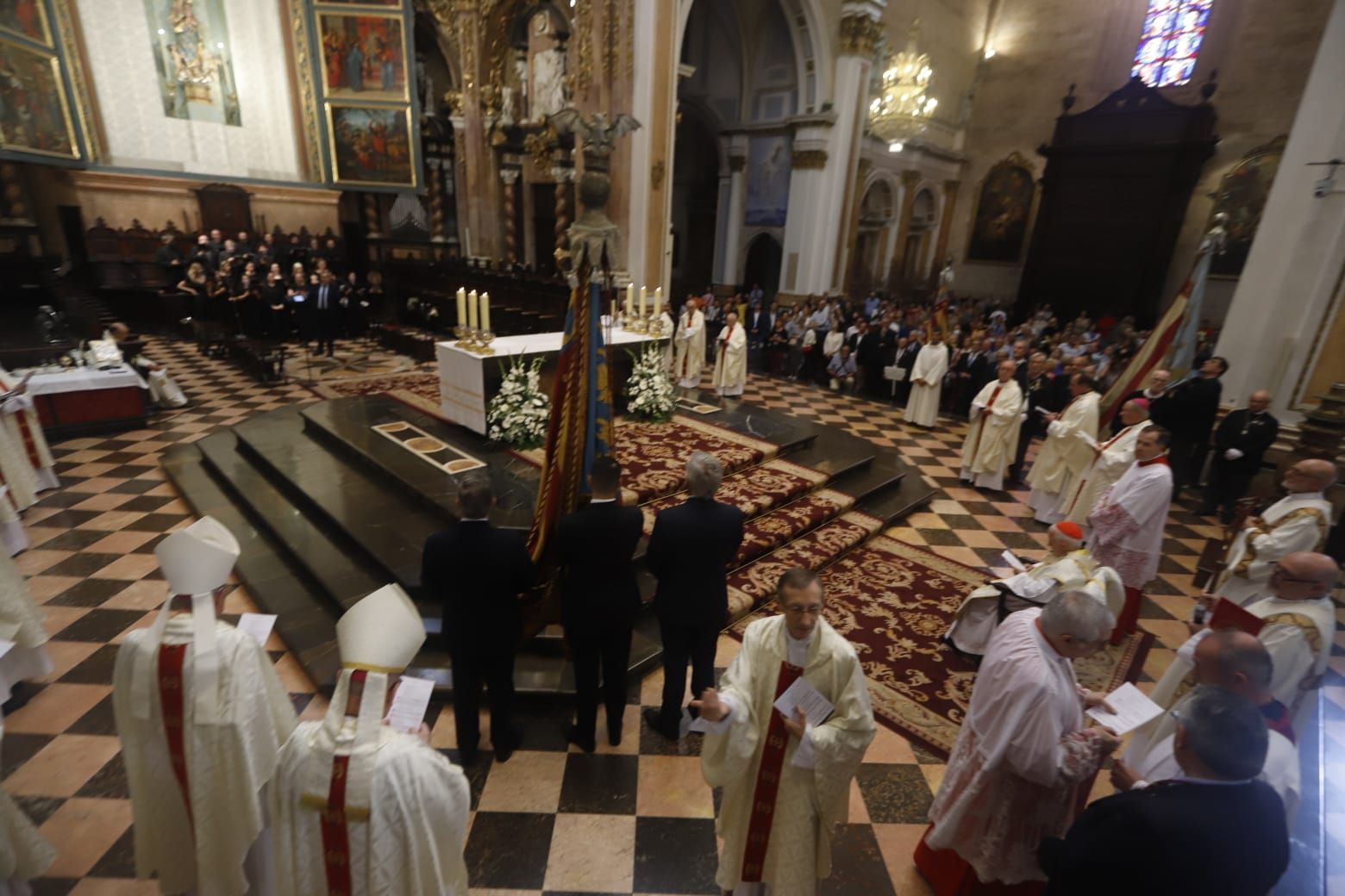 El cardenal Antonio Cañizares celebra el Te Deum y la misa del 9 d'Octubre