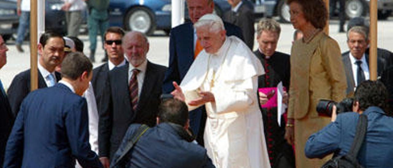 Benedicto XVI a su llegada a Valencia en 2006 junto a la reina Sofía y al entonces presidente Zapatero.