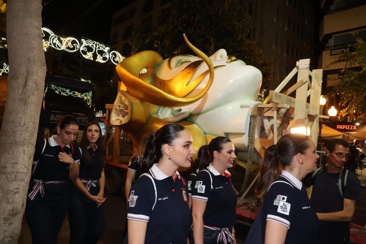 La Bellea del Foc y sus damas presencian la llegada de las primeras piezas de la Hoguera Oficial