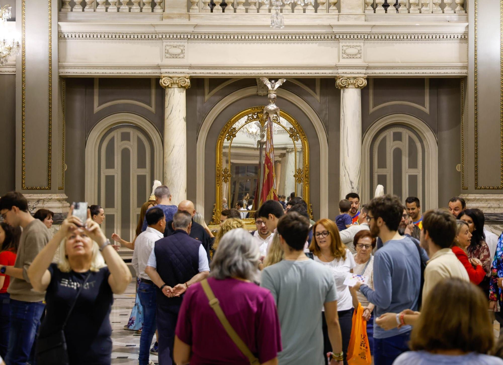 El centro se llena en vísperas del Nou d'Octubre para ver la Senyera