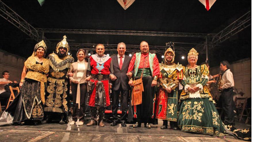 Los Reyes en el escenario, junto al pregonero de las fiestas de este año, Ismael Esteve.