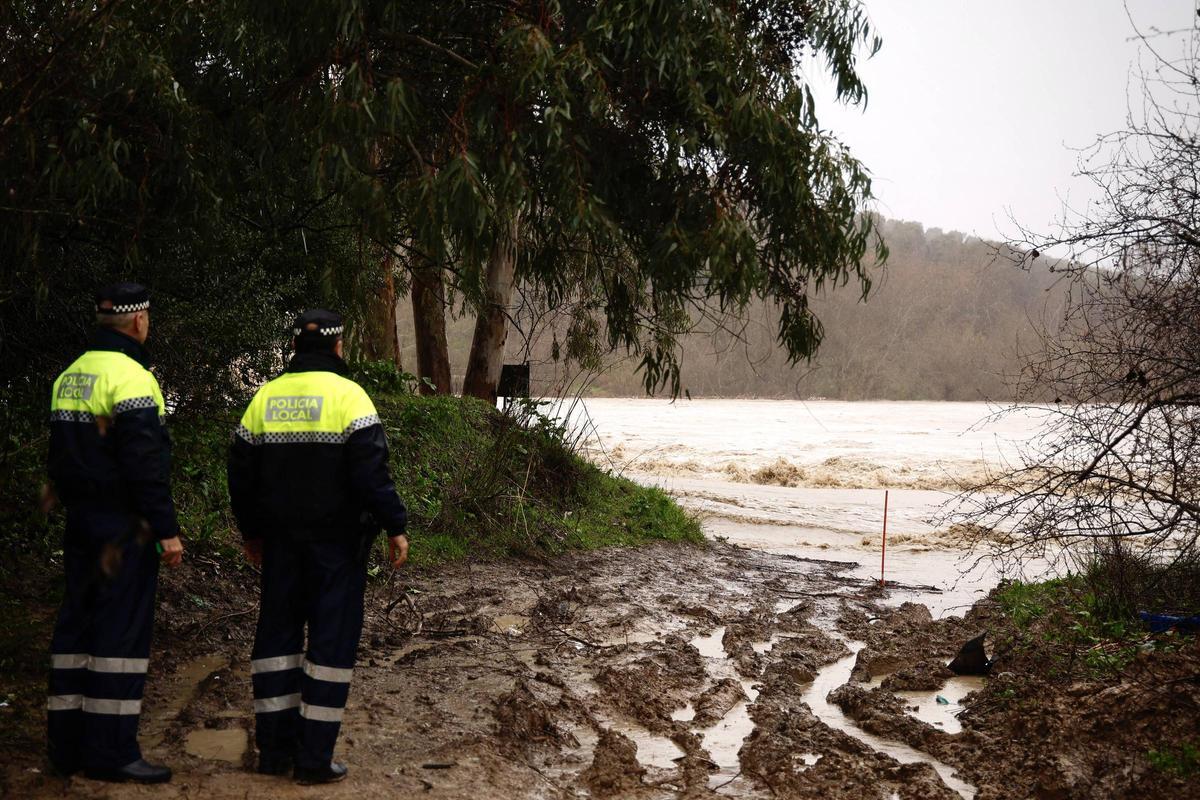 La Policía Local vigila el río cerca de zonas en riesgo de inundación en Alcolea.