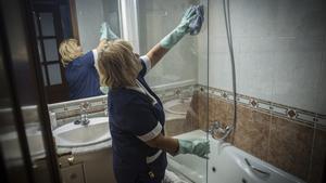 Una mujer de limpieza en un hogar realizando sus labores profesionales. 