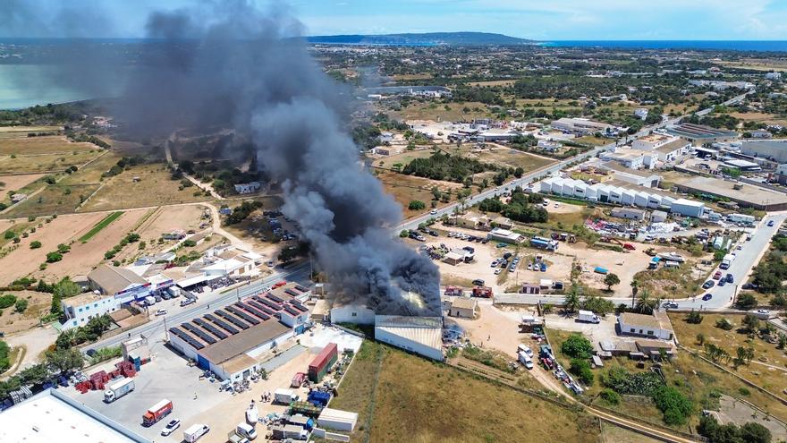 Declarado un incendio en una nave comercial de Formentera