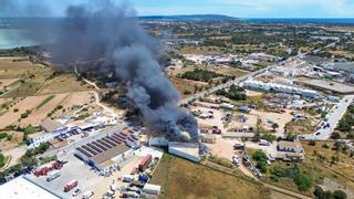 Controlado el incendio de una nave comercial en Formentera