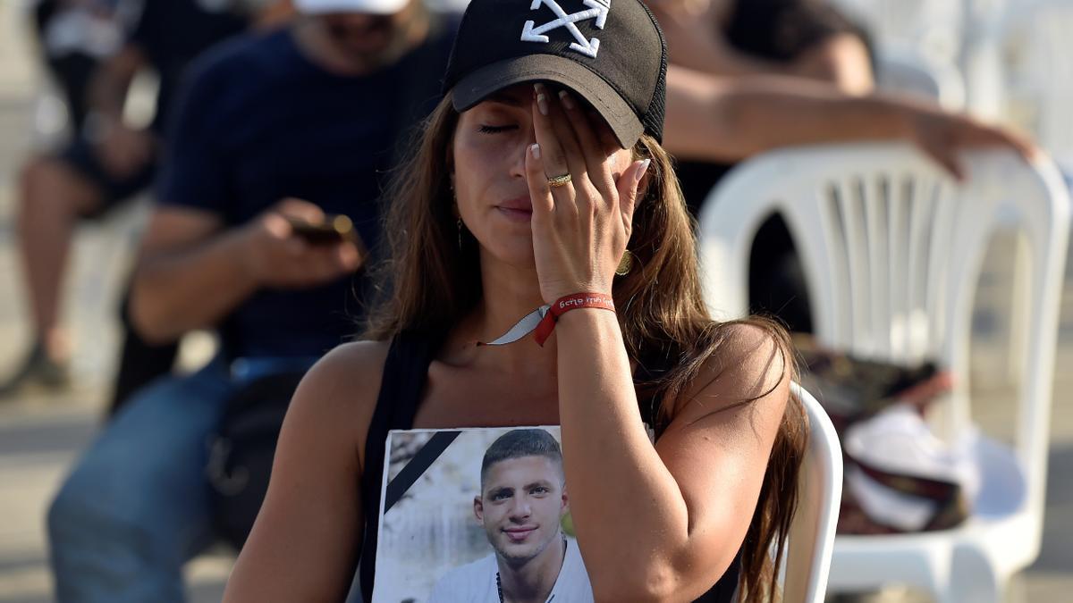 Una mujer sostiene la fotografía de una víctima en una misa celebrada este miércoles en Beirut.