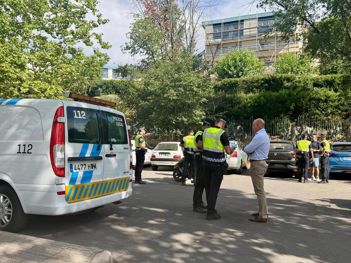 Agentes de la Policía Local junto al concejal Pedro Muriel, durante el dispositivo desplegado en la avenida de la Hispanidad.