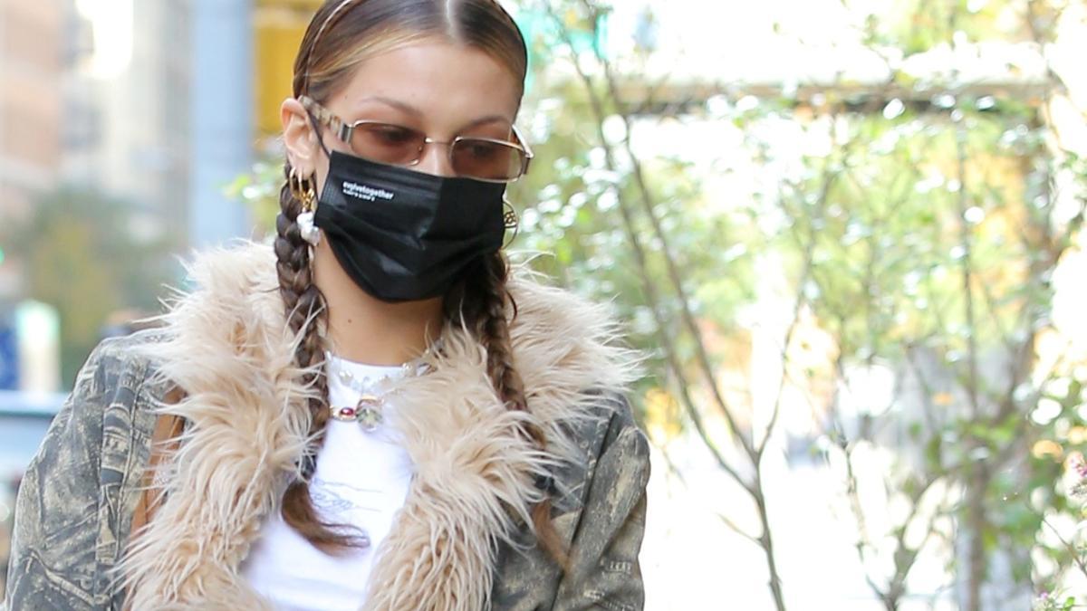 Bella Hadid con dos trenzas