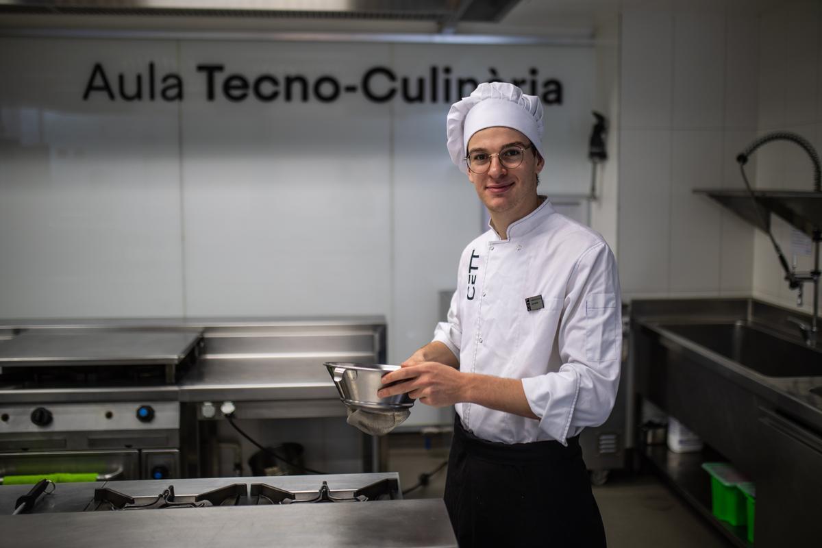 Pau Sintes en un aula de cocina del CETT, ya ha firmado su contrato indefinido para un restaurante menorquín.