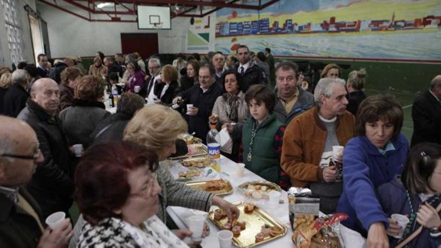 Miembros de distintas cofradías y hermandades de Semana Santa, durante el pincheo que pone fin a las celebraciones de la Pasión gijonesa.