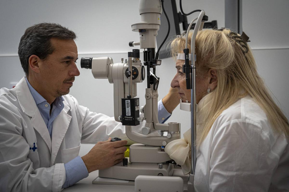 El doctor Miguel Ángel Zapata, con Maria Rosa Solozabal en las nuevas consultas de oftalmología