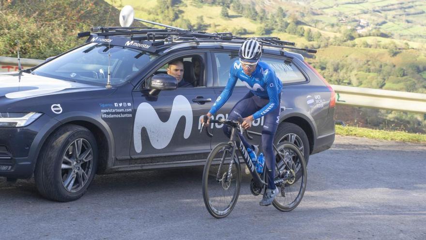 El equipo Movistar prepara la Vuelta a España en el Angliru