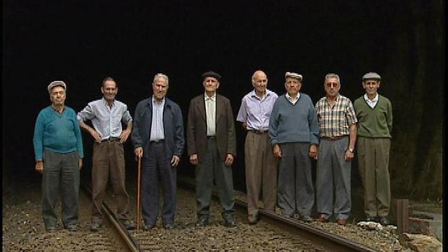 Antiguos trabajadores de la Zamora-La Coruña posan en la boca de un túnel