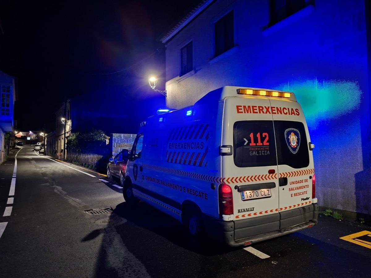 El vehículo de Emerxencias Cambados en el lugar.