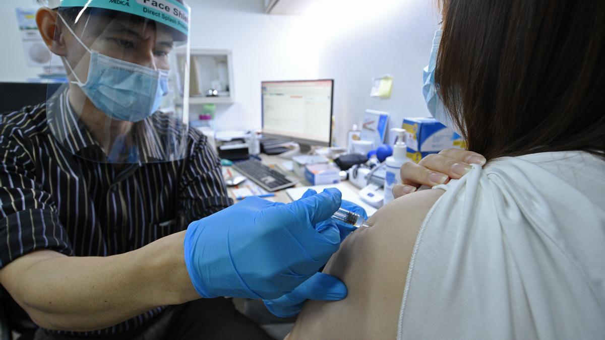 Un doctor inocula la vacuna china Sinovac.