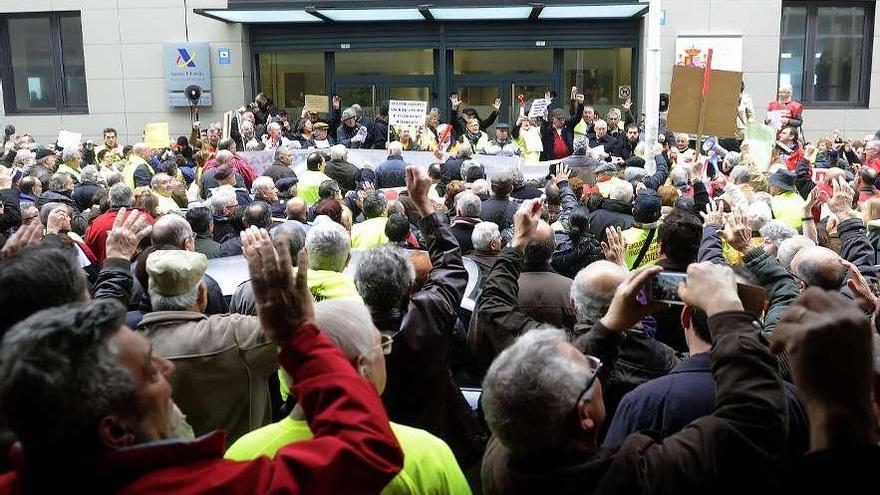 Manifestación de emigrantes retornados ante la Agencia Tributaria en A Coruña. / carlos pardellas