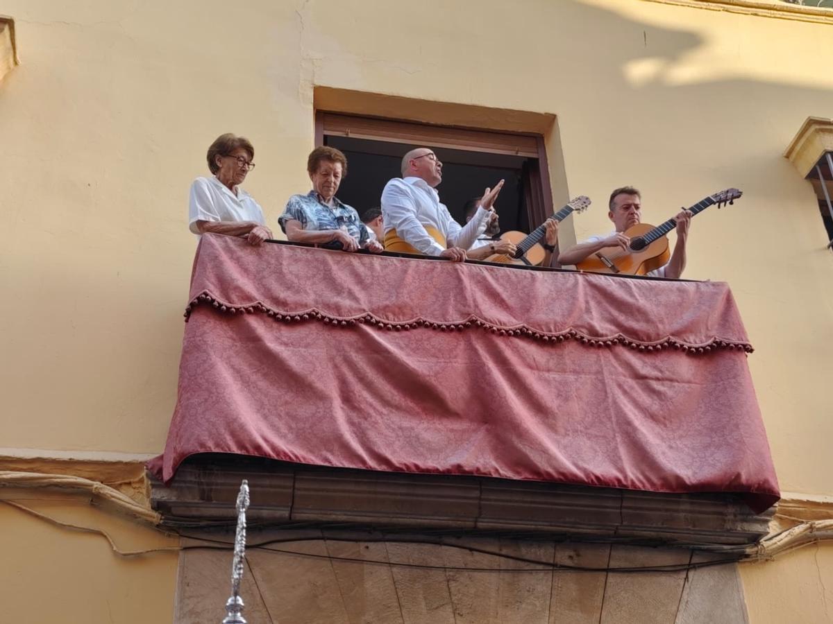 Una multitud acompaña a la Virgen de Araceli en la romería de subida