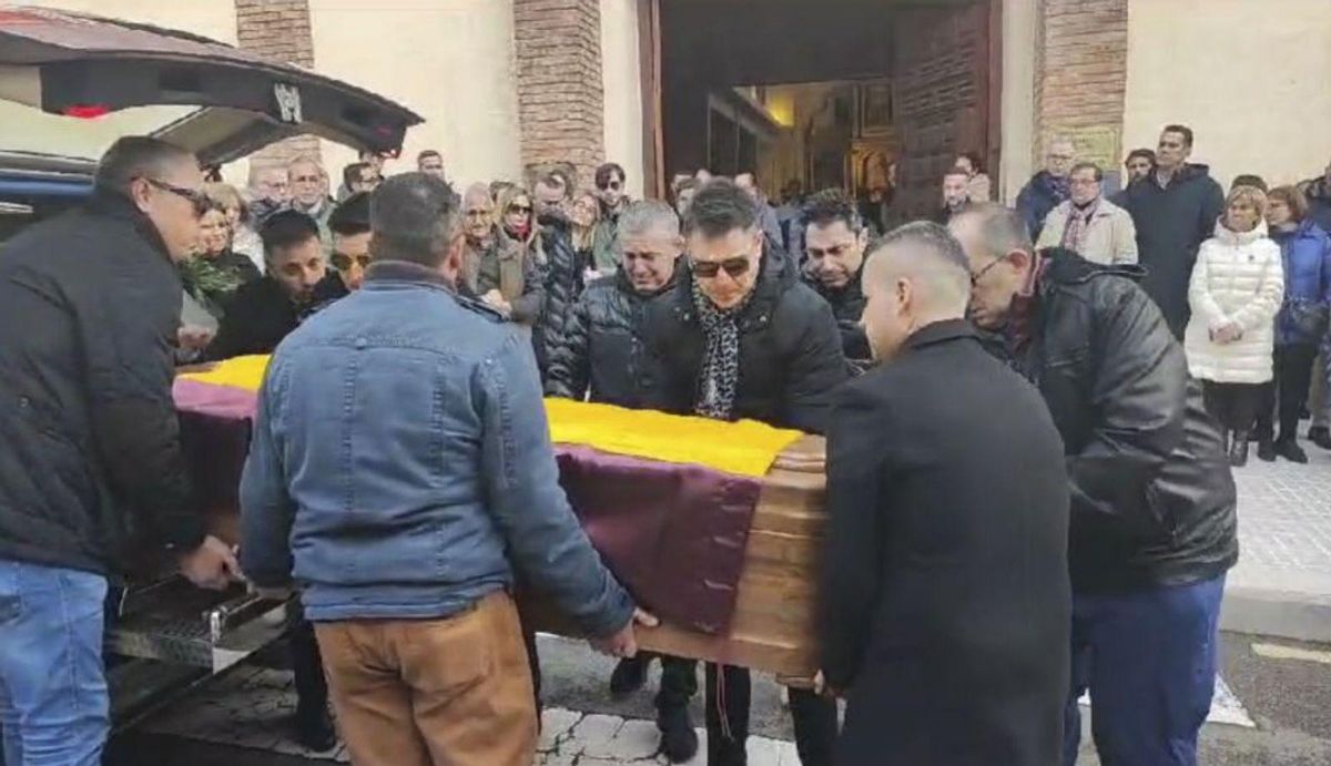 Amigos de Huerga introduciendo el féretro en el coche fúnebre. | J. A. G.