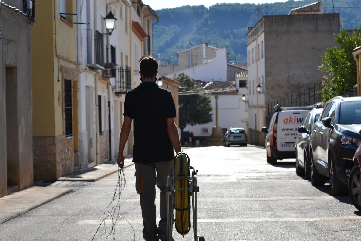 Instalación de fibra óptica en un pueblo del interior de Castellón.