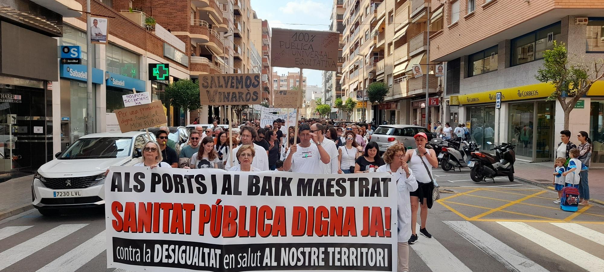 Fotos de la multitudinaria manifestación en Vinaròs para defender "una sanidad pública digna"