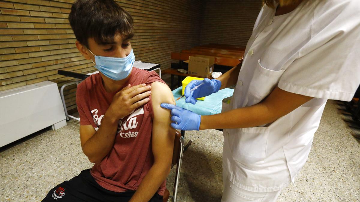 Un joven se vacuna contra el covid, este jueves, en el centro de salud Delicias Sur.