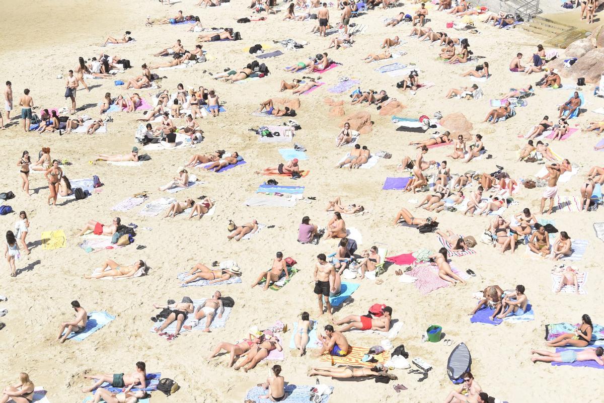 Playas llenas en A Coruña este lunes, 6 de abril, con termómetros que alcanzan los 29 grados.