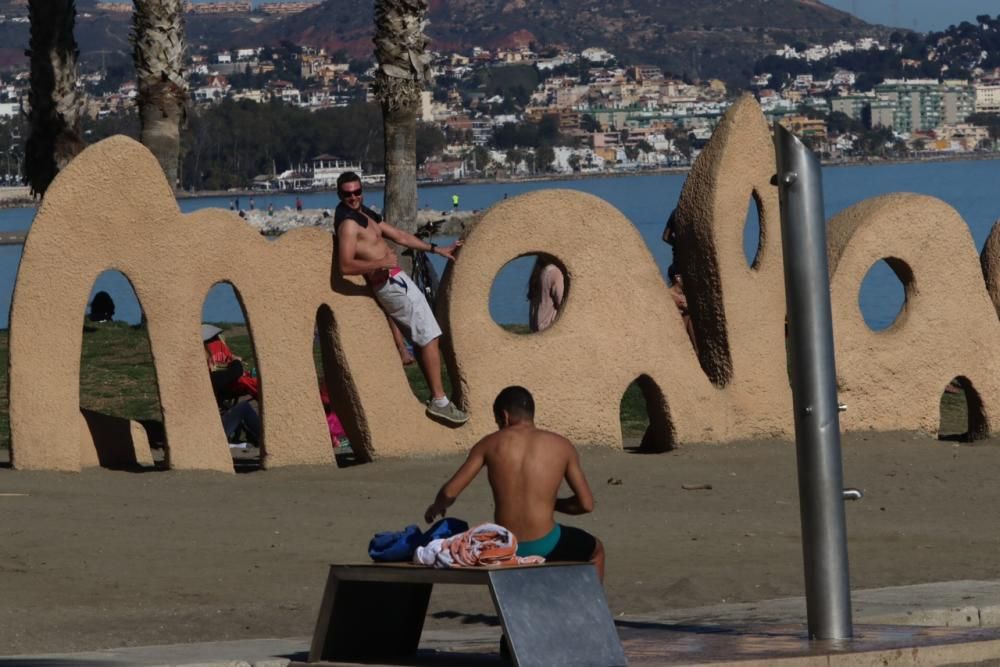 La subida de las temperaturas de los últimos días, que tendrá el sábado sus máximas, ha llevado a muchos malagueños a las playas de la capital.