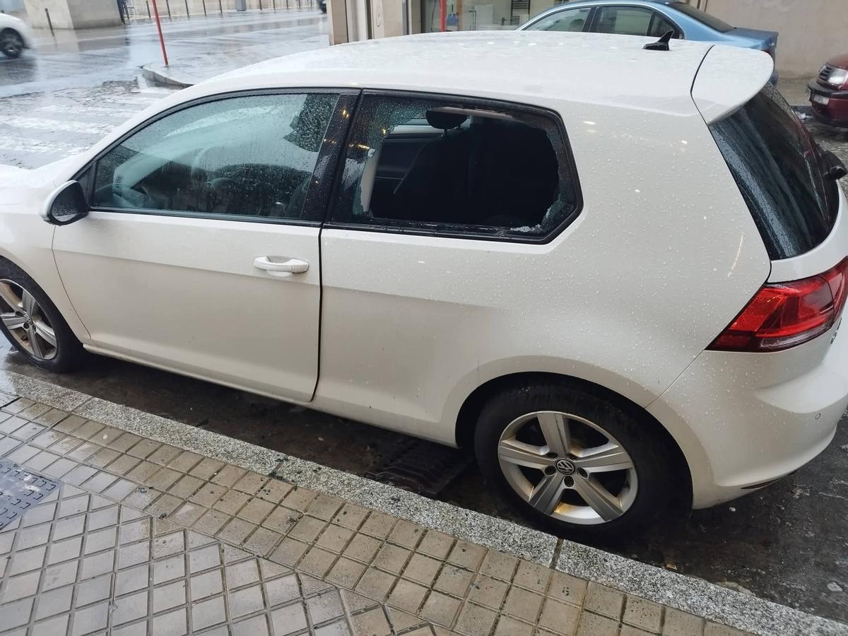 Un vehículo con la ventanilla fracturada en una calle del barrio de A Ponte, hace unos días.