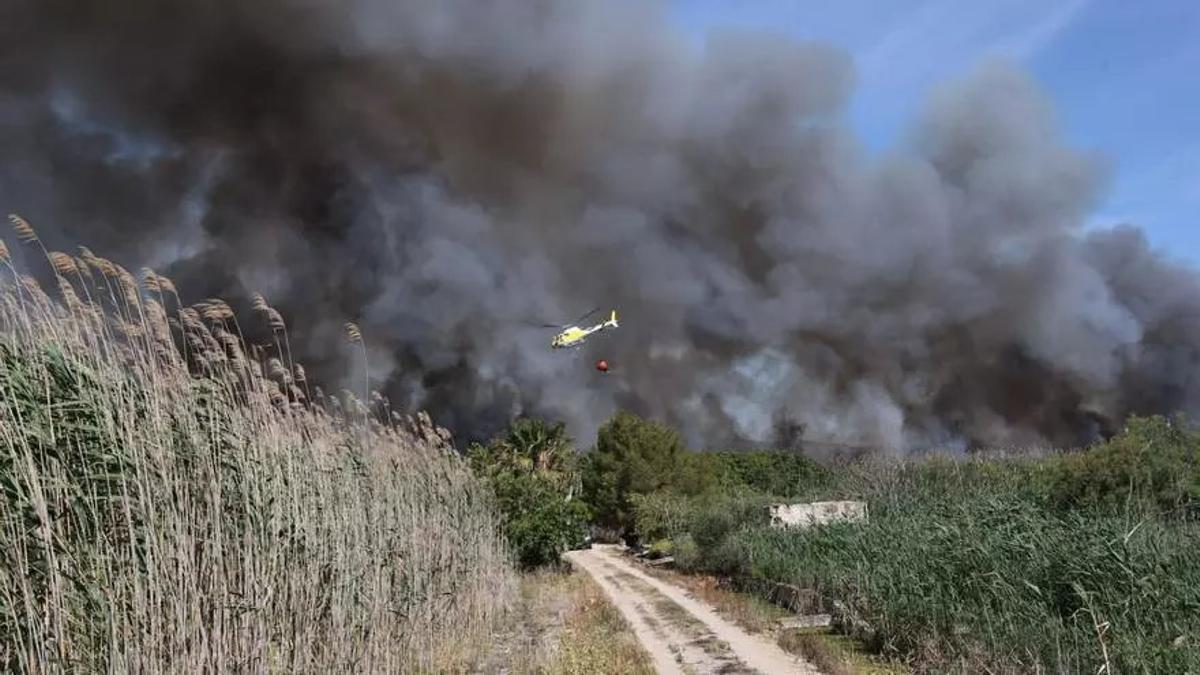 Un helicóptero del Ibanat actuando sobre el incendio en S'Albufera. /