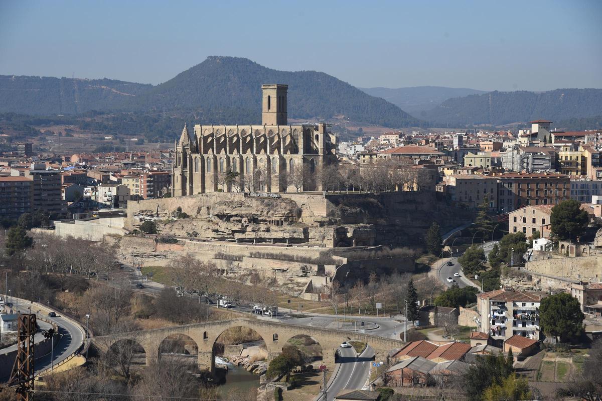 Vista de la Basílica de la Seu amb el pont Vell en primer terme i el Collbaix al fons