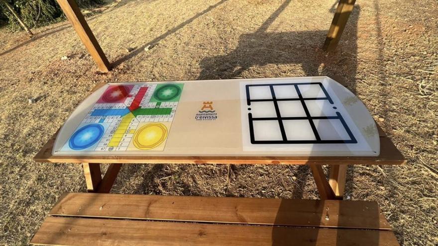 Roban los tableros de juegos de un parque canino de Ibiza