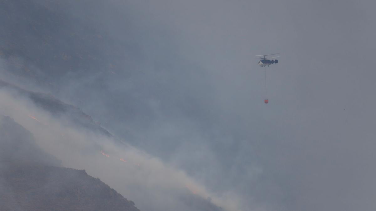 El incendio en Sierra Bermeja, visto desde El Cerró Silla de los Huesos, en Casares.