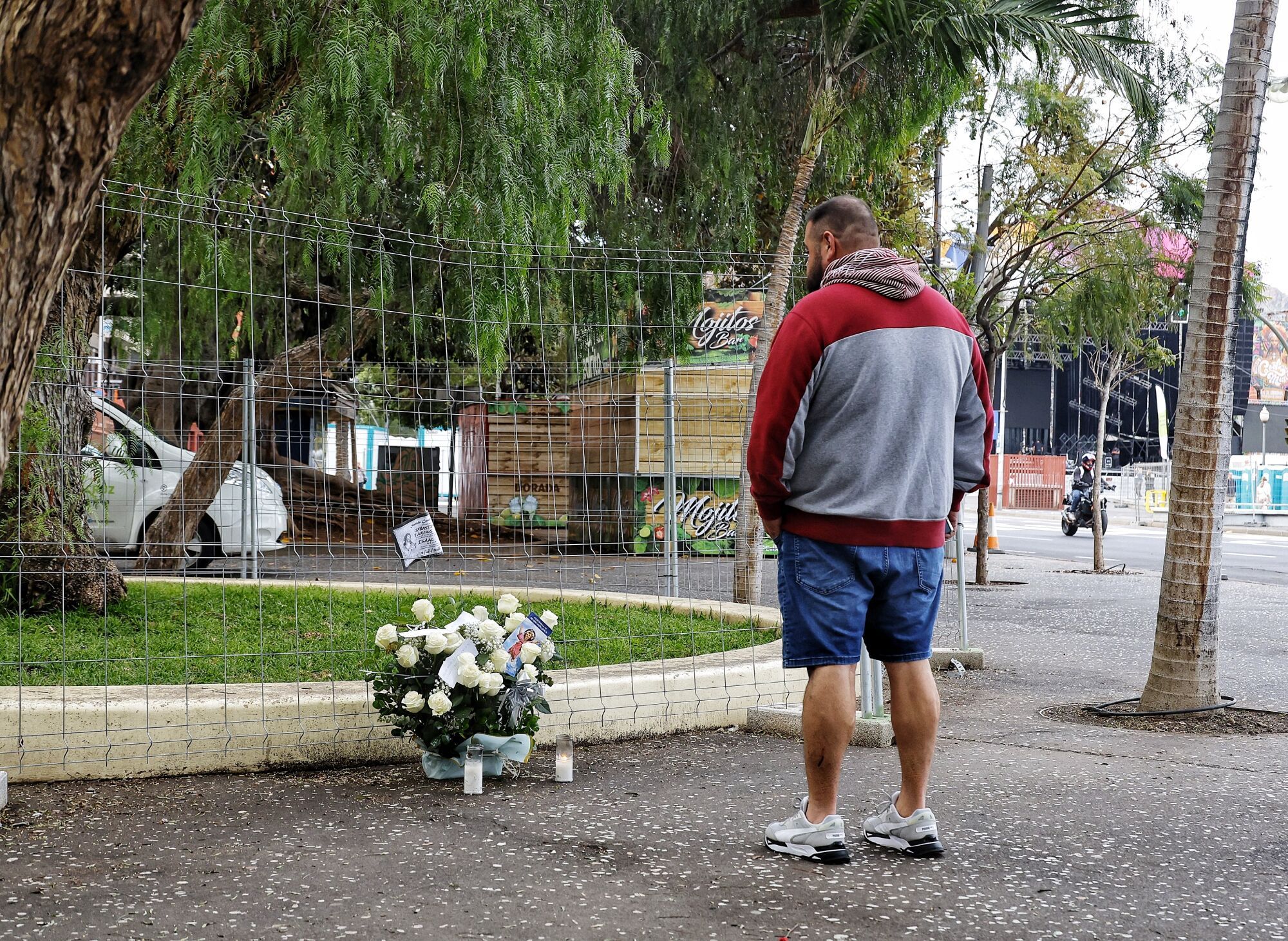 Flores en Santa Cruz de Tenerife donde murió el joven grancanario en la madrugada del Martes de Carnaval