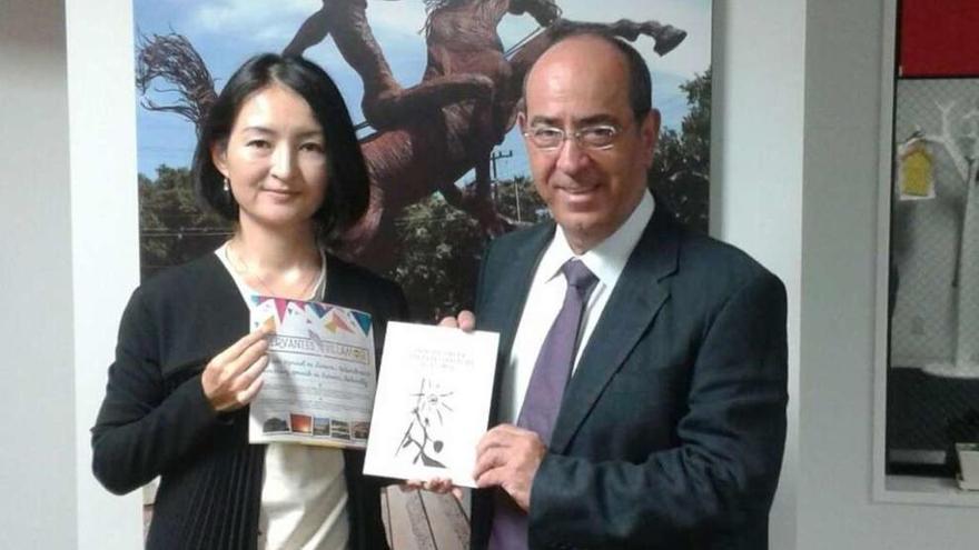 La turoperadora japonesa muestra al director del Instituto Cervantes de Tokio el material de Villamor.