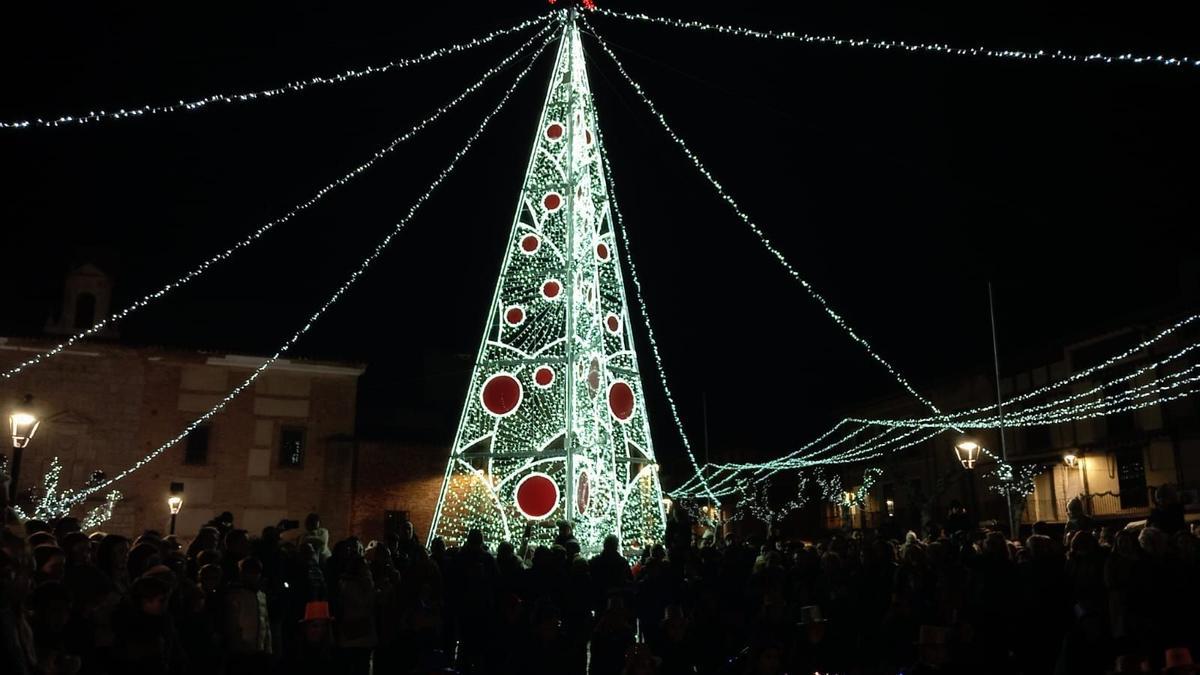 Plaza Mayor de Toro iluminada por Navidad.