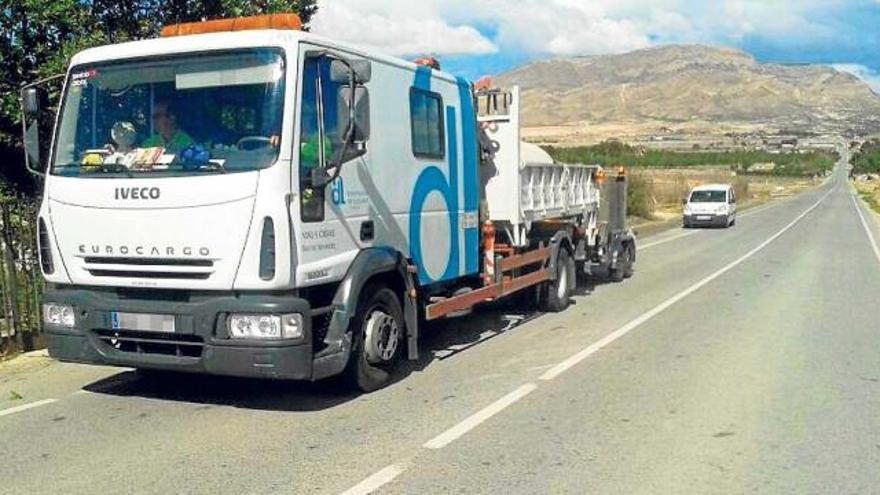 El camión de la Diputación con el que se estaba fumigando ayer en la carretera de Orito.