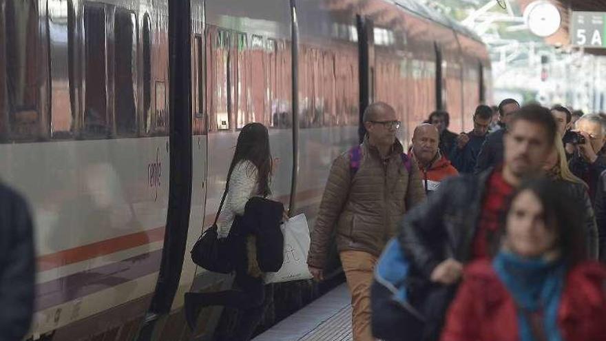 Pasajeros salen de un tren en la estación de A Coruña.