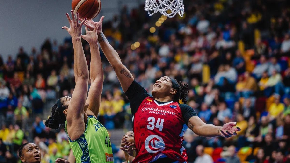 Gatling y Jones pelean por un rebote en el duelo en Praga