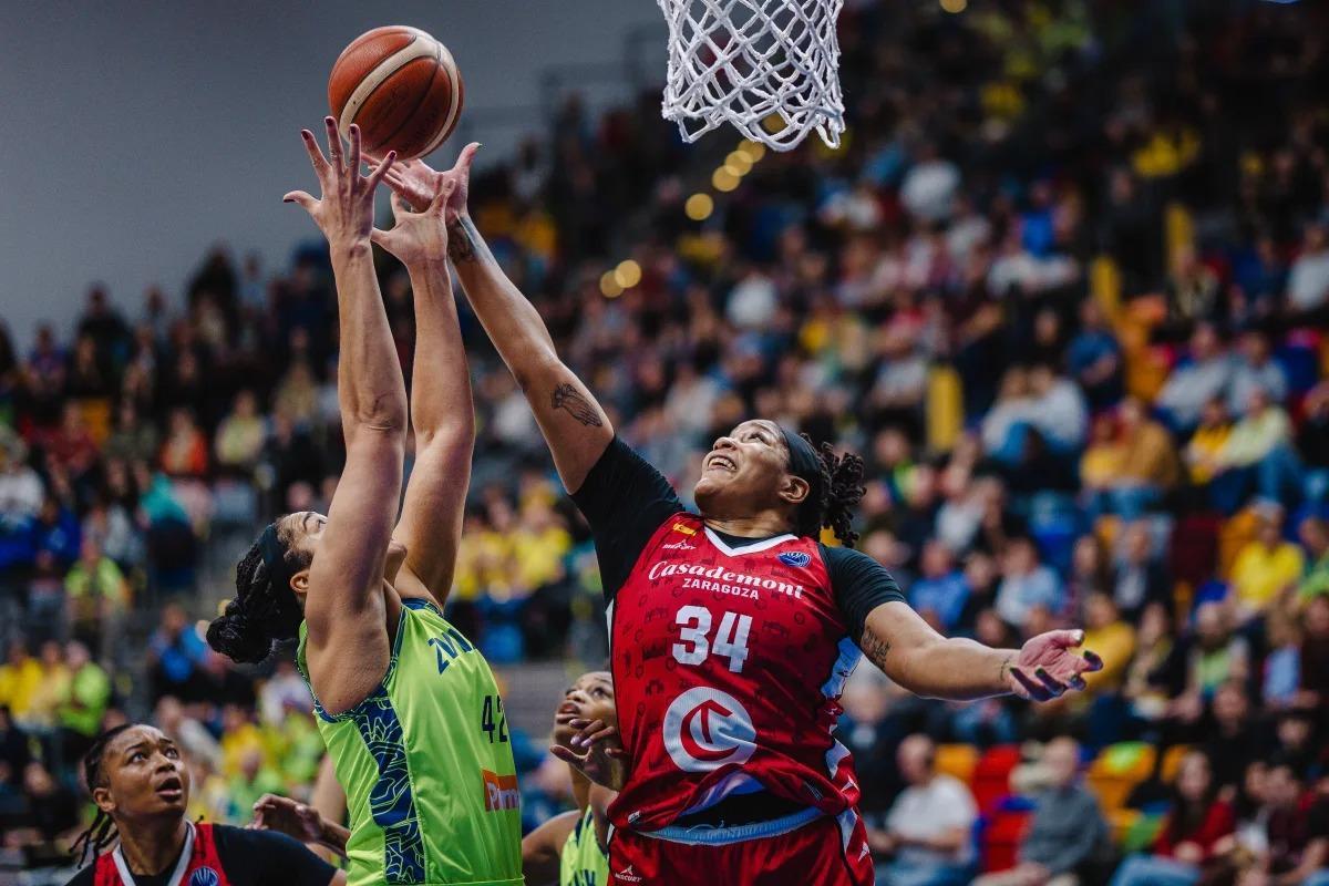 Gatling y Jones pelean por un rebote en el duelo en Praga