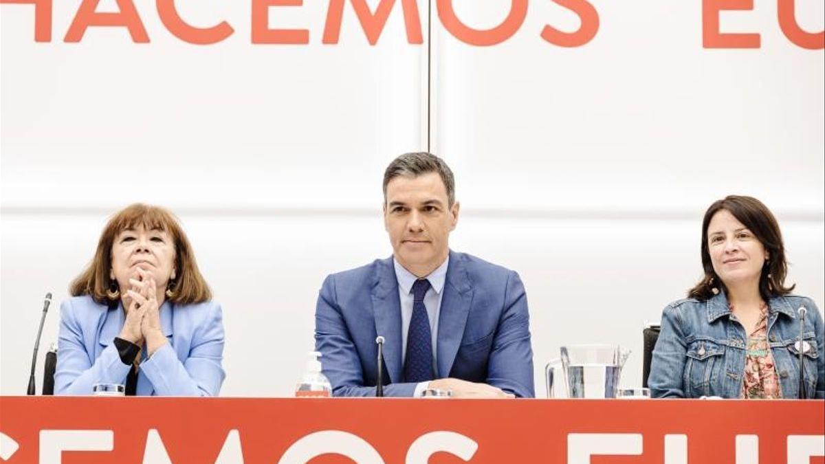 El secretario general del PSOE y presidente del Gobierno, Pedro Sánchez, junto a la presidenta del partido, Cristina Narbona (i), y la vicesecretaria general, Adriana Lastra (d).